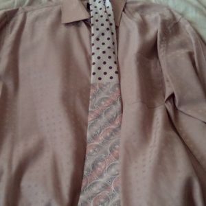 A man's dress shirt and tie